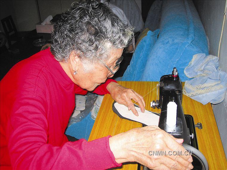 　　她是从沂蒙老区走出的农家女儿，饱经风霜，毅然选择了革命道路。她把毕生奉献给了党，临终立下遗嘱：向党缴纳特殊党费5000元。她在离休的岁月里，像时时发光的火柴，燃烧了自己，照亮了别人。她就是中国长城铝业公司优秀共产党员、离休干部李桂棠。2011年8月29日14时整，她走完了自己82年的人生历程，亲朋好友、邻里同事敬仰她、怀念她。详细报道请查阅中国有色金属报第3159期第1版。