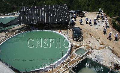 9月17日，广西贺州市八步区国土局联合矿山执法队，对辖区非法稀土采矿点进行整治。当日拆除“金源稀土股份有限公司”非法采矿设备1台，填平稀土沉水沲5个，扣压电机等设备一批。广西贺州现已探明离子稀土储量达50万吨，当前稀土价格居高不下，一些不法商贩未取得开采许可证等合法手续，就在贺州境内盗挖乱采，致使个别山川河流发生污染或毁损事件，破坏当地生态环境。