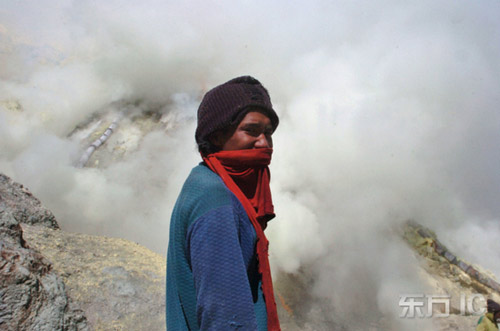 爪哇卡瓦林山 ，开采硫磺的工人。