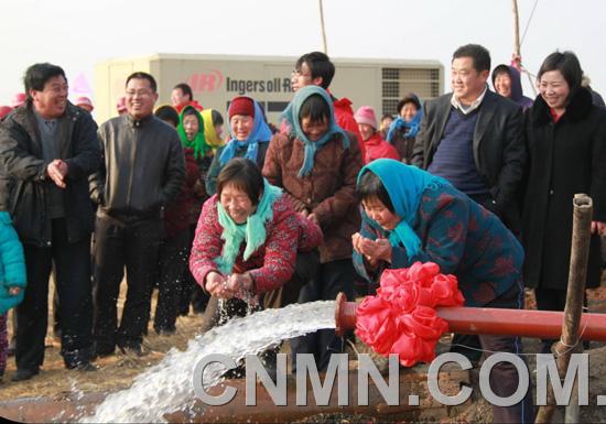 　　四、应急抗旱找水解决260万人饮水困难  　　按照国土资源部应急抗旱找水打井行动的统一部署，我局充分发挥专业技术优势，精心安排组织，筹集专项资金，迅速启动旱情最严重的山东、河南、河北、山西4省的抗旱找水打井行动，调派山东、河南、河北、山西、四川、贵州、黑龙江、湖北等8个省和局属9个单位的精干地质力量，抽调施工技术人员近1万人，物探和钻井设备1000多台，历时70余天，超额完成北方四省抗旱找水打井紧急任务，累计完成勘探钻孔2349眼，钻探总进尺33.3万余米，成井2227眼，总出水量约116.5万立方米/天，解决了220多万人饮水困难和50万亩农田灌溉问题。在四川和西藏大骨节病严重区、宁南严重缺水地区及西南岩溶石山地区施工探采结合井688眼，解决了40万人的饮水困难。  图为：山东省临朐县马家辛兴村民喝上幸福水