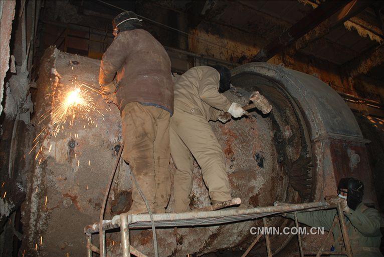 　　在矿山过滤工序续建项目中，施工人员克服严寒天气野外作业等重重困难，精心组织开展了设备找正安装工作。　图为：拆卸衬板螺丝。