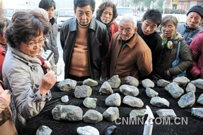 不少市民对“深藏不露”的原石饶有兴趣。