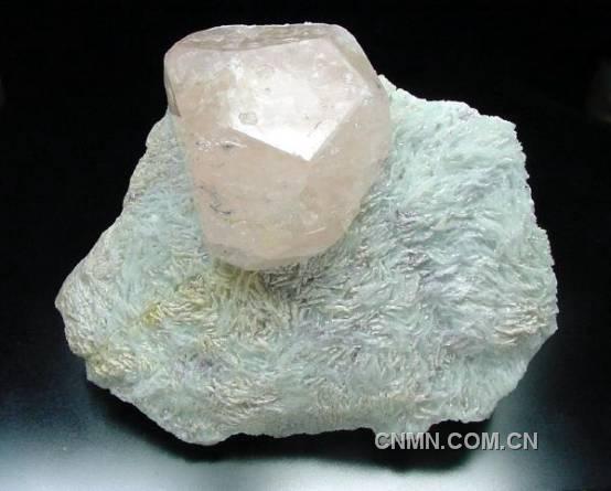 铯绿柱石（玫瑰绿宝石、摩根石）Morganite（据林显扬）