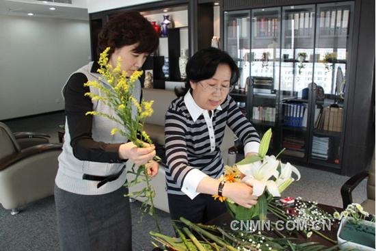 　　在3月8日国际劳动妇女节之际，中色国贸为全面展现女员工的精神面貌，丰富员工业余文化生活，组织了开展了“美花娘”插花作品展示评比活动。　　按照活动安排，中色国贸全体女员工通过抽签分成15组，各组精心设计，制作出了15件美轮美奂的插花作品。经过中色国贸全体男员工投票，评选出梦幻奖、朴实奖、悠然奖、灵动奖、温暖奖、澎湃奖及特别奖。中色国贸常务副总经理皋翔，党委副书记、副总经理、工会主席高顺清，副总经理刘利刚、肖述欣为获奖员工颁发了奖品并向全体女员工送上了节日祝福。  图为：精心制作