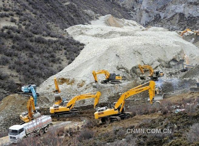 甲玛矿区山体塌方救援现场