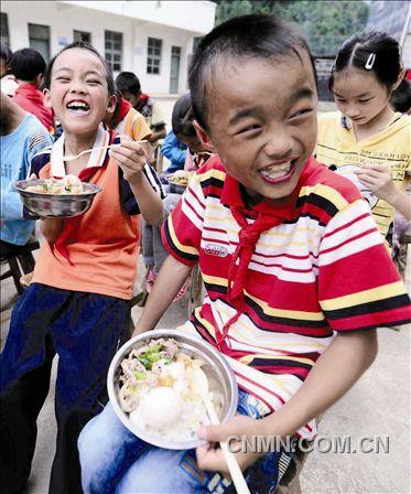 　　5月15日，地处大山深处的广西贺州市平桂管理区水口镇寨脚村里欢天喜地，热闹非凡。由中国有色集团（广西）平桂飞碟股份有限公司捐资58000元兴建的学校食堂当日建成投入使用， 近百名山村小学生成为最开心的主角。　　这天，他们告别昔日中午开水泡冷饭、泡快餐面甚至饿肚子的日子，首次在学校食堂吃上了香喷喷的午餐。　　2011年重返央企的平桂飞碟公司十分注重履行社会责任，已先后投入700多万元在道路交通、人畜饮水、植树绿化等方面帮助企业周边地区的群众改善生产生活条件。    黄旭胡 罗雪兰 摄