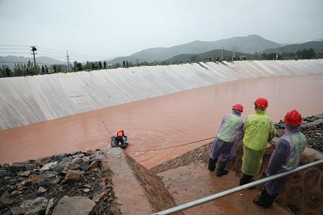 图二为中州铝业员工在对尾矿库区集水池进行清理，确保雨季状态下所有回水及时、稳定地返回生产系统，杜绝产生各类安全隐患。